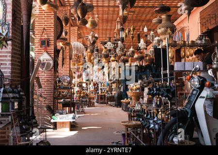 Lampenladen in der Nähe der alten historischen Medina von Marrakesch. Stockfoto