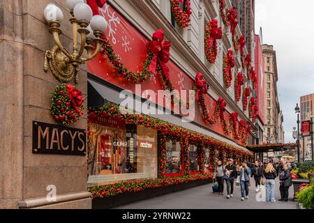 New York, NY, USA-11. November 2024: Das berühmte Kaufhaus Macy's in Lower Manhattan ist für die Weihnachtsfeiertage dekoriert. Stockfoto