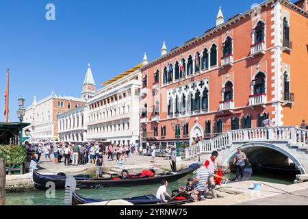 Gondeln mit Touristen auf Rio del Vin vor dem Danieli Excelsior Hotel, Riva degli Schiavoni, Castello, Venedig, Italien Stockfoto