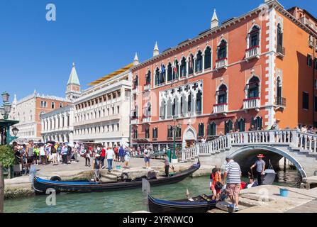 Gondeln mit Touristen auf Rio del Vin vor dem Danieli Excelsior Hotel, Riva degli Schiavoni, Castello, Venedig, Italien Stockfoto