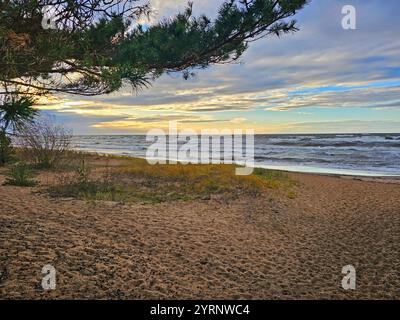Meereslandschaft mit Meereswellen am Sandstrand der Ostsee Stockfoto