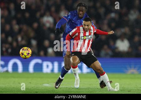 Southampton, Großbritannien. Dezember 2024. Cameron Archer aus Southampton und Axel Disasi aus Chelsea fordern den Ball während des Premier League-Spiels im St Mary's Stadium in Southampton an. Der Bildnachweis sollte lauten: Paul Terry/Sportimage Credit: Sportimage Ltd/Alamy Live News Stockfoto