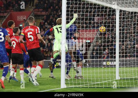 Southampton, Großbritannien. Dezember 2024. Axel Disasi aus Chelsea erzielt das Eröffnungstor während des Premier League-Spiels im St Mary's Stadium in Southampton. Der Bildnachweis sollte lauten: Paul Terry/Sportimage Credit: Sportimage Ltd/Alamy Live News Stockfoto