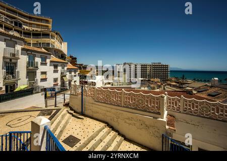 Blick von der Altstadt von Torremolinos zu Ferienwohnungen am Strand El Bajondillo und dem Meer, Torremolinos, Costa del Sol, Spanien Stockfoto