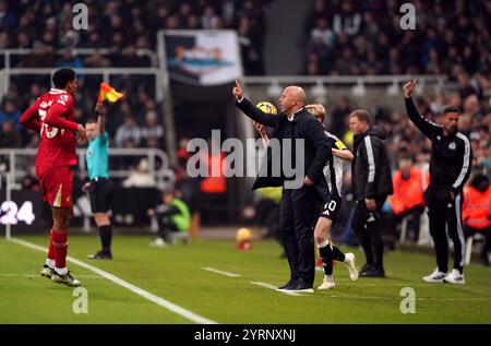 Liverpool-Manager Arne Slot während des Premier League-Spiels im St. James' Park, Newcastle upon Tyne. Bilddatum: Mittwoch, 4. Dezember 2024. Stockfoto