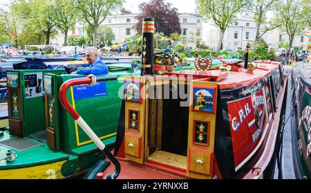 LONDON, ENGLAND, Großbritannien - 5. MAI 2014: Unidentified man nimmt am Canalway Cavalcade of Traditional Boats Teil, einem einzigartigen Wasserstraßen-Festival Stockfoto