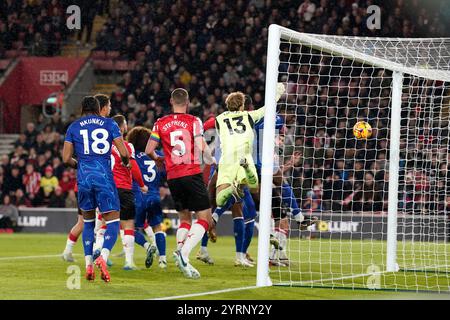 Chelsea’s Axel Disasi erzielt das erste Tor des Spiels während des Premier League-Spiels im St Mary's Stadium in Southampton. Bilddatum: Mittwoch, 4. Dezember 2024. Stockfoto