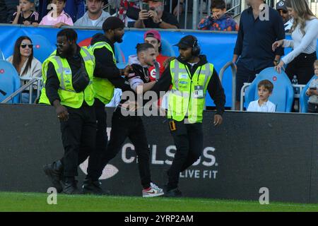 Toronto, ON, Kanada – 5. Oktober 2024: Stewarts hält Fans fest, die während des regulären Saisonspiels 2024 gegen Toronto FC (Kanada) auf das Feld rannten. Stockfoto