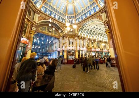 Leadenhall Market Leadenhall Market ist ein überdachter Markt in der City of London, der seit 1972 als Grade-II*-Bauwerk unter Denkmalschutz steht. Bereits im 14. Jahrhundert trafen sich rund um das Leadenhall Herrenhaus Geflügel- und Käsehändler. 1463 bekam er das Waagenrecht für Wolle, 1488 das Monopol für den Handel mit Leder. Durch den großen Brand von London 1666 wurden auch große Teile des Marktes zerstört. Das anschließend errichtete langjährige Provisorium wurde 1881 von Sir Horace Jones umgebaut, der auch den Billingsgate Market und den Smithfield Market entworfen hat. Eine Überdachu Stockfoto