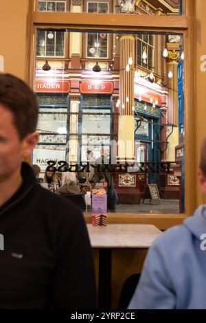 Leadenhall Market Leadenhall Market ist ein überdachter Markt in der City of London, der seit 1972 als Grade-II*-Bauwerk unter Denkmalschutz steht. Bereits im 14. Jahrhundert trafen sich rund um das Leadenhall Herrenhaus Geflügel- und Käsehändler. 1463 bekam er das Waagenrecht für Wolle, 1488 das Monopol für den Handel mit Leder. Durch den großen Brand von London 1666 wurden auch große Teile des Marktes zerstört. Das anschließend errichtete langjährige Provisorium wurde 1881 von Sir Horace Jones umgebaut, der auch den Billingsgate Market und den Smithfield Market entworfen hat. Eine Überdachu Stockfoto