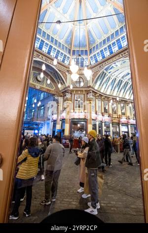 Leadenhall Market Leadenhall Market ist ein überdachter Markt in der City of London, der seit 1972 als Grade-II*-Bauwerk unter Denkmalschutz steht. Bereits im 14. Jahrhundert trafen sich rund um das Leadenhall Herrenhaus Geflügel- und Käsehändler. 1463 bekam er das Waagenrecht für Wolle, 1488 das Monopol für den Handel mit Leder. Durch den großen Brand von London 1666 wurden auch große Teile des Marktes zerstört. Das anschließend errichtete langjährige Provisorium wurde 1881 von Sir Horace Jones umgebaut, der auch den Billingsgate Market und den Smithfield Market entworfen hat. Eine Überdachu Stockfoto