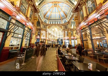 Leadenhall Market Leadenhall Market ist ein überdachter Markt in der City of London, der seit 1972 als Grade-II*-Bauwerk unter Denkmalschutz steht. Bereits im 14. Jahrhundert trafen sich rund um das Leadenhall Herrenhaus Geflügel- und Käsehändler. 1463 bekam er das Waagenrecht für Wolle, 1488 das Monopol für den Handel mit Leder. Durch den großen Brand von London 1666 wurden auch große Teile des Marktes zerstört. Das anschließend errichtete langjährige Provisorium wurde 1881 von Sir Horace Jones umgebaut, der auch den Billingsgate Market und den Smithfield Market entworfen hat. Eine Überdachu Stockfoto