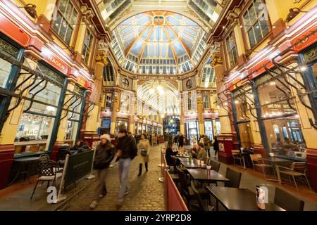 Leadenhall Market Leadenhall Market ist ein überdachter Markt in der City of London, der seit 1972 als Grade-II*-Bauwerk unter Denkmalschutz steht. Bereits im 14. Jahrhundert trafen sich rund um das Leadenhall Herrenhaus Geflügel- und Käsehändler. 1463 bekam er das Waagenrecht für Wolle, 1488 das Monopol für den Handel mit Leder. Durch den großen Brand von London 1666 wurden auch große Teile des Marktes zerstört. Das anschließend errichtete langjährige Provisorium wurde 1881 von Sir Horace Jones umgebaut, der auch den Billingsgate Market und den Smithfield Market entworfen hat. Eine Überdachu Stockfoto