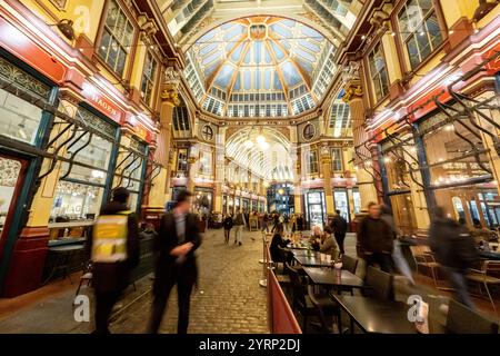 Leadenhall Market Leadenhall Market ist ein überdachter Markt in der City of London, der seit 1972 als Grade-II*-Bauwerk unter Denkmalschutz steht. Bereits im 14. Jahrhundert trafen sich rund um das Leadenhall Herrenhaus Geflügel- und Käsehändler. 1463 bekam er das Waagenrecht für Wolle, 1488 das Monopol für den Handel mit Leder. Durch den großen Brand von London 1666 wurden auch große Teile des Marktes zerstört. Das anschließend errichtete langjährige Provisorium wurde 1881 von Sir Horace Jones umgebaut, der auch den Billingsgate Market und den Smithfield Market entworfen hat. Eine Überdachu Stockfoto