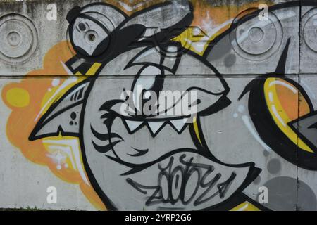 Die Zeichnung, Graffiti mit dem Wort GOLV, ist auf einem weißen, grauen Betonzaun gemalt. Grauer Hai mit Mütze und grauen Buchstaben, schwarzen Linien. Stockfoto