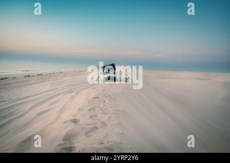 Camping mit Dachzelt-SUV an den weißen Sanddünen Oman. Stockfoto