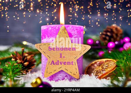 4. Dezember 2024: Viel Spaß am 1. Advent. Adventsgrüße auf einer brennenden violetten Adventskerze zum ersten Adventstag. FOTOMONTAGE *** schön 1. Advent. Adventsgrüße auf einer brennenden lila adventskerze zum ersten Advent. FOTOMONTAGE Stockfoto