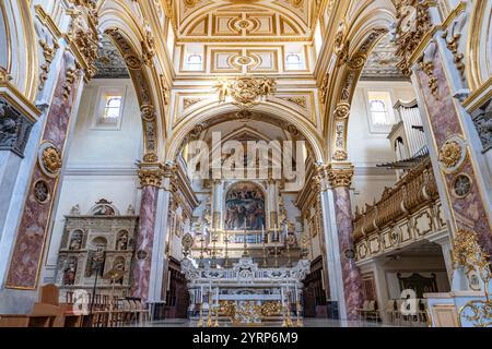 Innenraum und Altar der Kathedrale von Matera, Basilicata, Italien, Europa Stockfoto