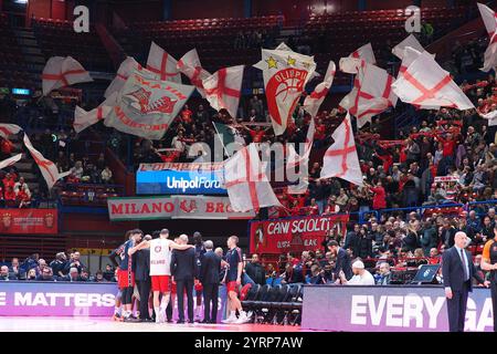 Mailand, Italien. Dezember 2024. Anhänger der EA7 Emporio Armani Olimpia Milano während der EA7 Emporio Armani Milano gegen Crvena Zvezda Meridianbet Belgrad, Basketball Euroleague Spiel in Mailand, Italien, 4. Dezember 2024 Credit: Independent Photo Agency/Alamy Live News Stockfoto