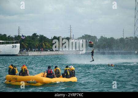 Key West, Florida, USA. November 2024. Reservisten der 445th Operation Groups 89th Airlift Squadron, 445th Aeromedical Evakuation Squadron und 445th Operations Support Squadron nahmen zusammen mit der U.S. Naval Air Station Key West Search and Rescue, Sector Key West Coast Guard und Key West Police Department an Wasserüberlebenstraining in Key West, FL, Teil. Vom 21. Bis 22. November 2024. Über 80 Reservisten des 445th Airlift Wing, darunter 445th Aeromedical Evakuation Squadron, 445th Aerospace Medicine Squadron, 445th Operations Support Squadron, 445th Maintenance Group, 445th Aircraft Ma Stockfoto