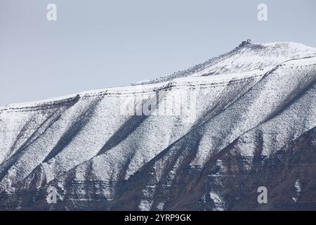 Schneestrukturen am Berg, Adventdalen, Longyearbyen, Spitzbergen, Norwegen Stockfoto