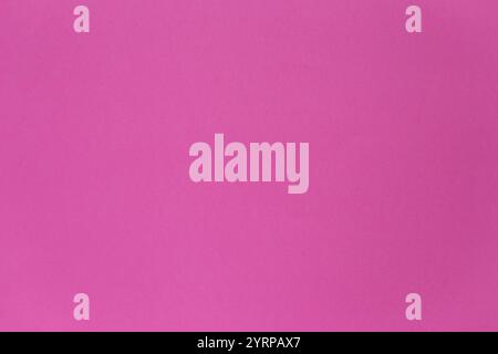 Leeres rosafarbenes Blatt mit Papierstruktur. Farbenfroher rosa Hintergrund Stockfoto