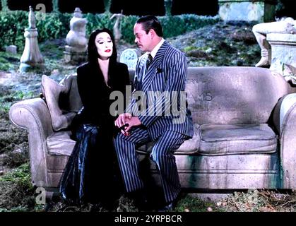 DIE FAMILIE ADDAMS 1991 Paramount Pictures Film mit Anjelica Huston als Morticia Addams und Raul Julia als Gomez Addams Stockfoto