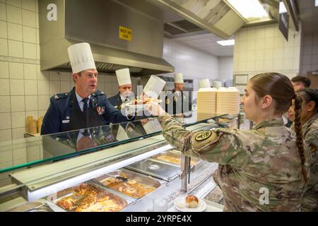 Landstuhl, Deutschland. November 2024. Am 20. November 2024 nehmen Mitarbeiter, Mitarbeiter und Mitarbeiter des regionalen medizinischen Zentrums Landstuhl an einem Thanksgiving-Essen Teil, das von leitenden Führern und Kommandeuren in Landstuhl serviert wird. Die Veranstaltung wurde durchgeführt, um ihre Anerkennung für ihren Einsatz und ihre Unterstützung für die Mission zu bekunden, der Militärgemeinschaft Kaiserslautern eine erstklassige Betreuung zu bieten. (Kreditbild: © DoD/ZUMA Press Wire) NUR REDAKTIONELLE VERWENDUNG! Nicht für kommerzielle ZWECKE! Stockfoto