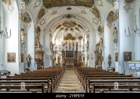 Innenraum der Pfarrkirche St. Magdalena in Fürstenfeldbruck, Bayern Stockfoto