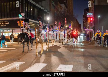 Philadelphia, Pennsylvania, USA. November 2024. US-Soldaten mit der ersten Truppe Philadelphia City Cavalry feiern das 250-jährige Jubiläum der Truppe mit einem Abendessen und einer Fahrt mit dem Begleitzug von der 23rd Street Armory zur Carpenters Hall in Philadelphia, Pennsylvania, am 15. November 2024. Soldaten mit erster Truppe sind ebenfalls der 1. Geschwader, 104. Kavallerie-Regiment, 2. Infanterie-Brigade-Kampfteam, 56. Stryker-Brigade-Kampfteam, 28. Infanterie-Division, Pennsylvania Army National Guard zugeordnet. Zu den VIPs gehörten Ken Wong, ziviler Berater des Waffenministers Stockfoto