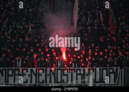 Leipzig, Deutschland. Dezember 2024. Fußball, DFB Cup, RB Leipzig - Eintracht Frankfurt, Achtelfinale, Red Bull Arena, Pyrotechnik im Frankfurter Fanblock. WICHTIGER HINWEIS: Gemäß den Vorschriften der DFL Deutscher Fußball-Liga und des DFB Deutscher Fußball-Bundes ist es verboten, im Stadion und/oder im Spiel aufgenommene Fotografien in Form von sequenziellen Bildern und/oder videoähnlichen Fotoserien zu verwenden oder zu verwenden. Quelle: Hendrik Schmidt/dpa/Alamy Live News Stockfoto