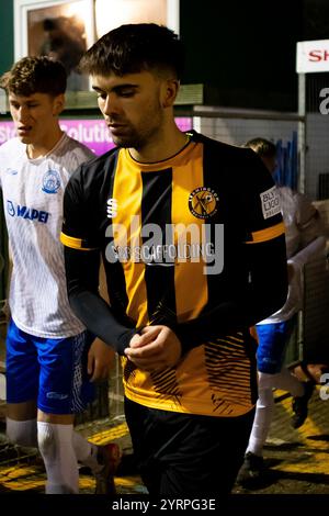 Leamington, England - 3. Dezember 2024: (Name) während des Birmingham Senior Cup-Spiels zwischen Leamington und Halesowen Town Stockfoto