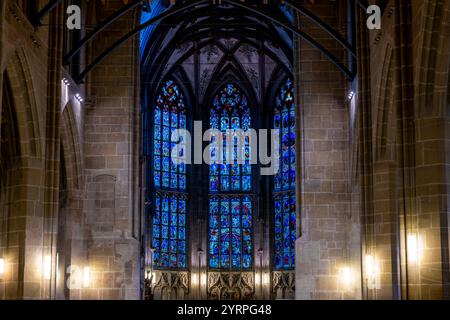 Wunderschöner Münster Dom St. Vincent mit farbenfrohen Fenstern in der Stadt Bern, Kanton Bern, Schweiz. Stockfoto