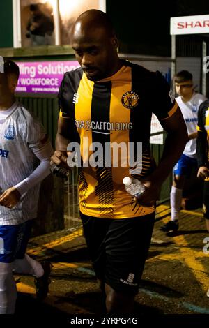 Leamington, England - 3. Dezember 2024: (Name) während des Birmingham Senior Cup-Spiels zwischen Leamington und Halesowen Town Stockfoto