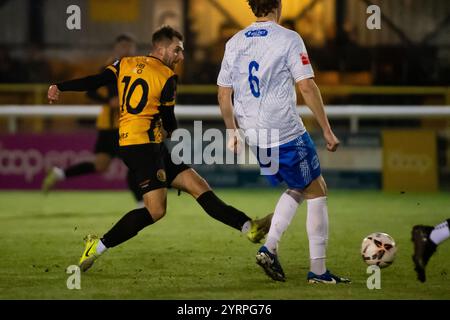 Leamington, England - 3. Dezember 2024: (Name) während des Birmingham Senior Cup-Spiels zwischen Leamington und Halesowen Town Stockfoto