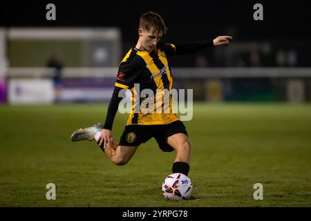 Leamington, England - 3. Dezember 2024: (Name) während des Birmingham Senior Cup-Spiels zwischen Leamington und Halesowen Town Stockfoto