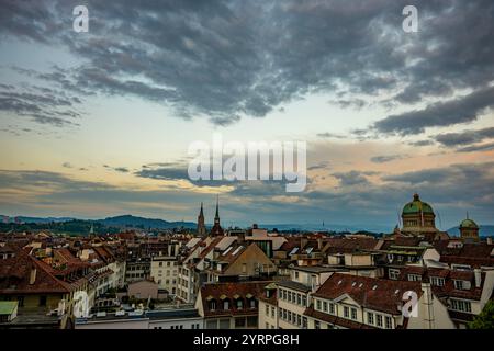 Panoramablick schöne Stadtlandschaft und Bundeshaus oder Parlamentsgebäude oder Bundespalastturm bei Sonnenuntergang in Bern, Kanton Bern, Schweiz. Stockfoto