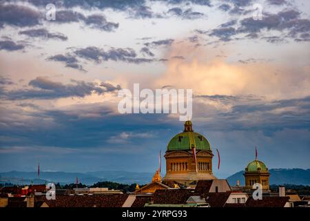 Panoramablick schöne Stadtansicht und Bundeshaus oder Parlamentsgebäude oder Bundespalastturm bei Sonnenuntergang in Bern, Kanton Bern, Schweiz. Stockfoto