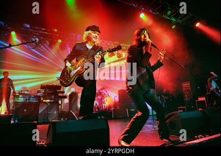 Die Rockband Primal Scream gastierte am 15. März 2011 im O2 Birmingham mit ihrem Album Screamadelica. Andrew Innes (Gitarrist, links) und Sänger Bobby Gillespie. Stockfoto