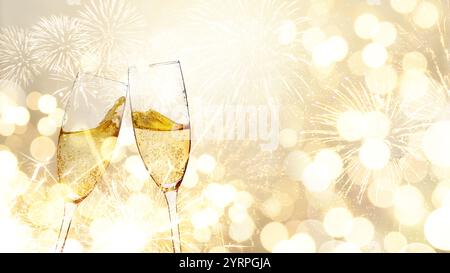 Chin Chin Champagner auf goldenem Bokeh-Hintergrund mit Ferverki und Funkeln. Frohes neues Jahr und Weihnachten. Hintergrundbild für festliche Stimmung. Zwei Gläser Champagner Stockfoto