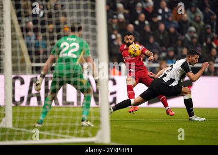 Der Liverpool-Spieler Mohamed Salah schießt während des Premier League-Spiels im St. James' Park in Newcastle upon Tyne. Bilddatum: Mittwoch, 4. Dezember 2024. Stockfoto