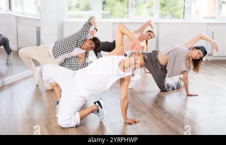 Break Dance von einer Gruppe junger Tänzer im Tanzstudio Stockfoto