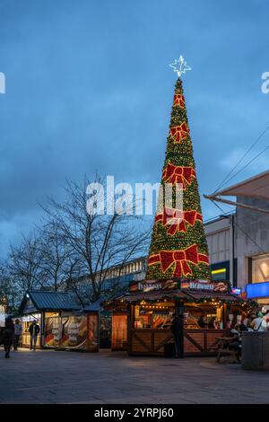 Southampton, Großbritannien. Dezember 2024. An einem kalten Wintertag, an dem der jährliche traditionelle deutsche Weihnachtsmarkt stattfindet, spazieren die Menschen entlang des Southampton Precinct. Stockfoto