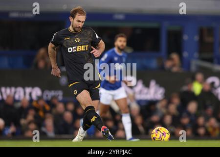 Liverpool, Großbritannien. Dezember 2024. Craig Dawson von Wolverhampton Wanderers in Aktion während des Spiels Everton FC gegen Wolverhampton Wanderers FC English Premier League im Goodison Park, Liverpool, England, Großbritannien am 4. Dezember 2024 Credit: Every Second Media/Alamy Live News Stockfoto