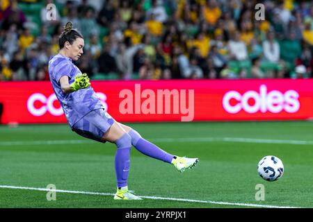 Melbourne, Australien, 4. Dezember 2024. Mackenzie Arnold von der australischen Mannschaft in Aktion während des Freundschaftsfußballspiels zwischen australischen Frauen und chinesischen Frauen aus Taipeh am 4. Dezember 2024 im AAMI Park in Melbourne, Australien. Quelle: Santanu Banik/Speed Media/Alamy Live News Stockfoto