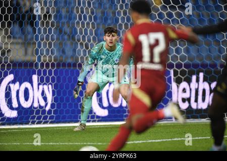 Genk, Belgien. Dezember 2024. Genks Torhüter Mike Penders wurde während eines Fußballspiels zwischen KRC Genk und Standard de Lüttich am Mittwoch, den 4. Dezember 2024 in Genk im Finale des belgischen Croky Cup 1/8 in Aktion gezeigt. BELGA FOTO JILL DELSAUX Credit: Belga News Agency/Alamy Live News Stockfoto