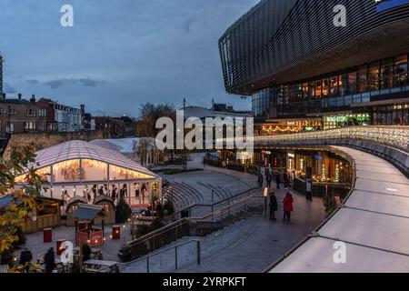 Southampton, Großbritannien. Dezember 2024. Westquay on Ice während der blauen Stunde - das jährliche festliche Eisring-Event im Rahmen des Christmas at Southampton Experience. Die Veranstaltung findet auf der Esplanade entlang der mittelalterlichen Mauern und des Westquay Shopping Centre statt. Stockfoto