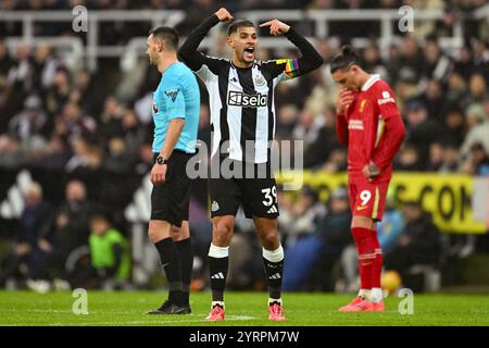 Newcastle upon Tyne, Großbritannien. Dezember 2024. St. James Park NEWCASTLE, ENGLAND: Bruno Guimarães aus Newcastle während des Spiels der Premier League 2024/25 in der 14. Matchweek zwischen Newcastle United und Liverpool FC in St. James Park am 4. Dezember 2024 in Newcastle, England. (Richard Callis/SPP) Credit: SPP Sport Press Photo. /Alamy Live News Stockfoto