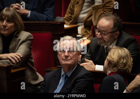 Paris, Frankreich. Dezember 2024. Der französische Premierminister Michel Barnier (2. R, Front) nimmt am 4. Dezember 2024 an einer Debatte über Misstrauensanträge gegen die Regierung in der Nationalversammlung in Paris Teil. Die Abgeordneten der französischen Nationalversammlung stimmten am Mittwochabend für ein Misstrauensvotum, das den französischen Premierminister Michel Barnier zum Rücktritt und seine Regierung zum Zusammenbruch zwang. Quelle: Aurelien Morissard/Xinhua/Alamy Live News Stockfoto