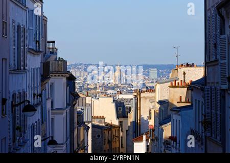 Die pariser Gebäude und die Kathedrale Saint Louis im Hintergrund, Paris, Frankreich. Stockfoto